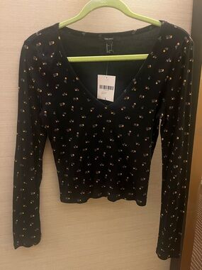 Forever 21 Black Floral V-Neck Long Sleeve Top semi cropped with floral motif 💜